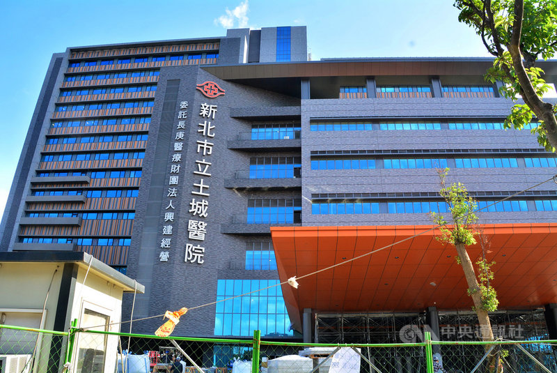 新北市立土城醫院籌備組11日指出,目前進行室內裝修與水電工程,陸續還有重大儀器進駐安裝、電腦連線測試等,所有醫療與服務系統都與林口長庚相同標準建置,盼趕在109年4月試營運。中央社記者黃旭昇新北攝 108年11月11日