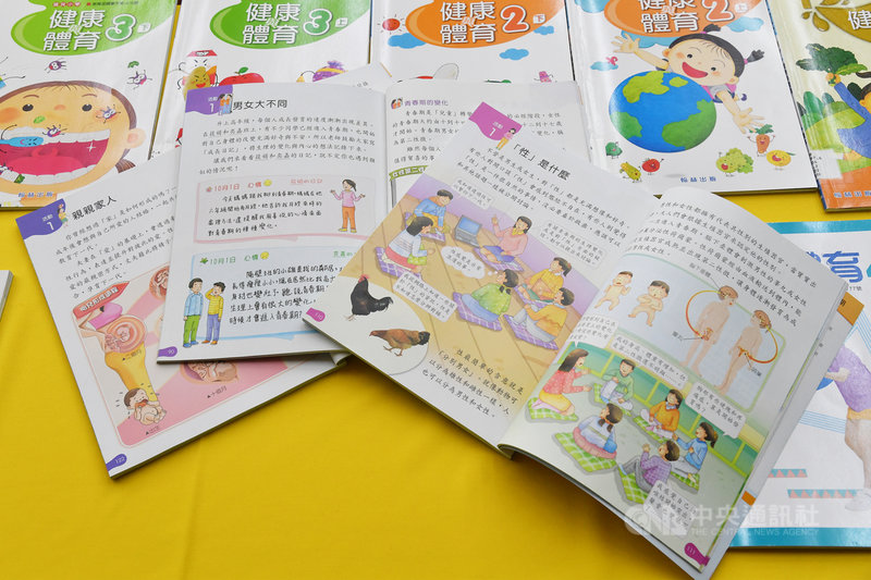 教育部長潘文忠11日晚間在記者會中指出,近日網路又流傳有關國小性平教育的不實訊息,但目前國中小教科書都經過嚴謹審議,根本就沒有「小三教肛交、小六教性高潮」等內容;教育部也請國家教育研究院蒐集國中小各年級的教科書,放在記者會現場供翻閱檢視。中央社記者林俊耀攝 108年11月11日