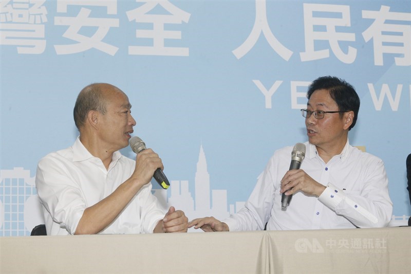 國民黨總統參選人韓國瑜(左)11日在國民黨高雄市黨部宣布副手為前行政院長、現任韓國瑜陣營國政顧問團總召張善政(右),並闡述政策願景。中央社記者董俊志攝 108年11月11日