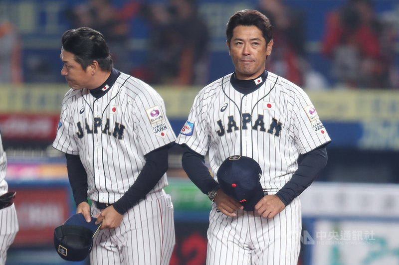 2019世界12強棒球賽複賽開打,11日晚場賽事由日本迎戰澳洲,被壓制大半場的日本最終以3比2逆轉險勝。日本隊總教練稻葉篤紀(右)賽後表示,「現在打上來剩6支球隊都很強,雖然獲勝很困難,但是選手大家都堅持到最後。」中央社記者張新偉千葉攝 108年11月11日