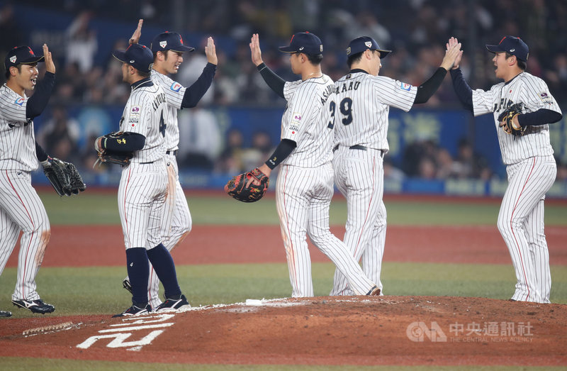 2019第2屆世界12強棒球錦標賽11日起在日本進行複賽賽程,地主日本隊(圖)11日晚間首戰面對澳洲隊,一度落後,終場以3比2逆轉勝澳洲,選手在場中擊掌慶祝中央社記者張新偉千葉攝 108年11月11日