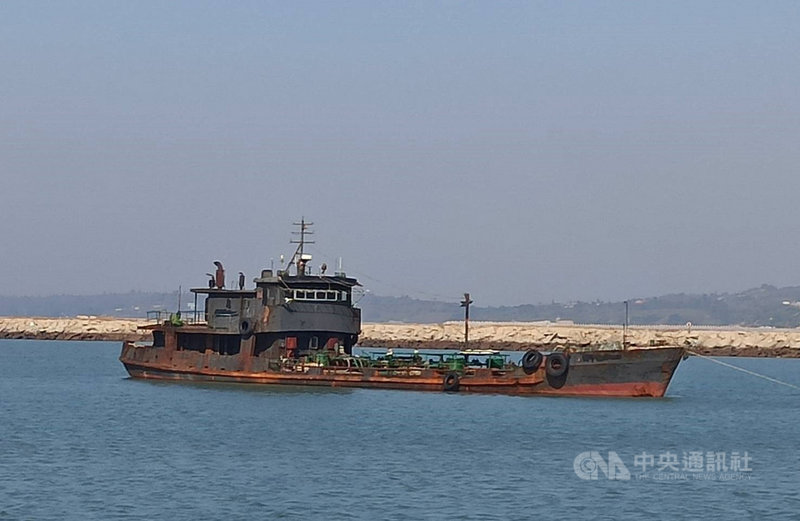 海巡署金門海巡隊表示,海巡署艦隊分署支援500噸級金門艦及PP-10039艇,在烏坵海域查獲大陸運補船,當場查扣船上5名船員,歷經10小時的押解航程後,11日抵達料羅港。(金門海巡隊提供)中央社記者黃慧敏傳真 108年11月11日