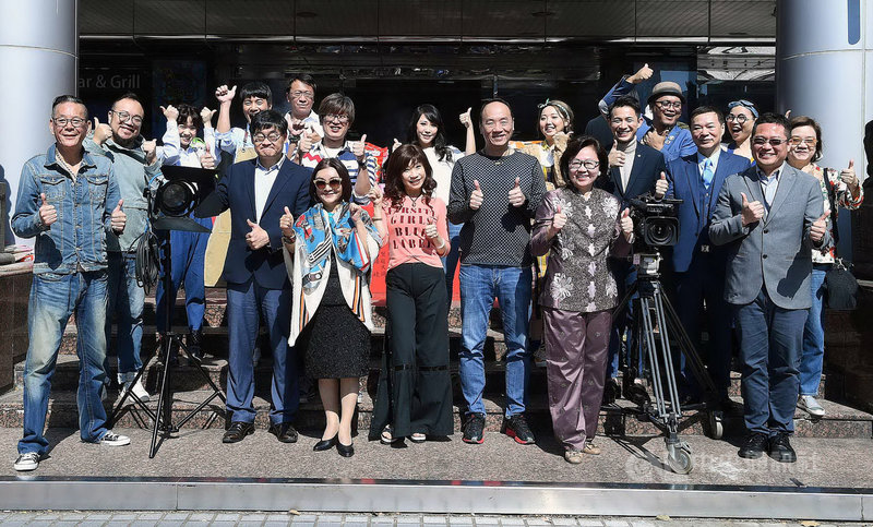台語戲劇「老姑婆的古董老菜單」11日開鏡,公廣集團董事長陳郁秀(前右2)、華視總經理莊豐嘉(前左2)與劇組演員在開鏡儀式一同合影,製作人葉天倫(2排左)表示,這次要拍出大稻埕的飲食文化。(華視提供)中央社記者陳秉弘傳真 108年11月11日