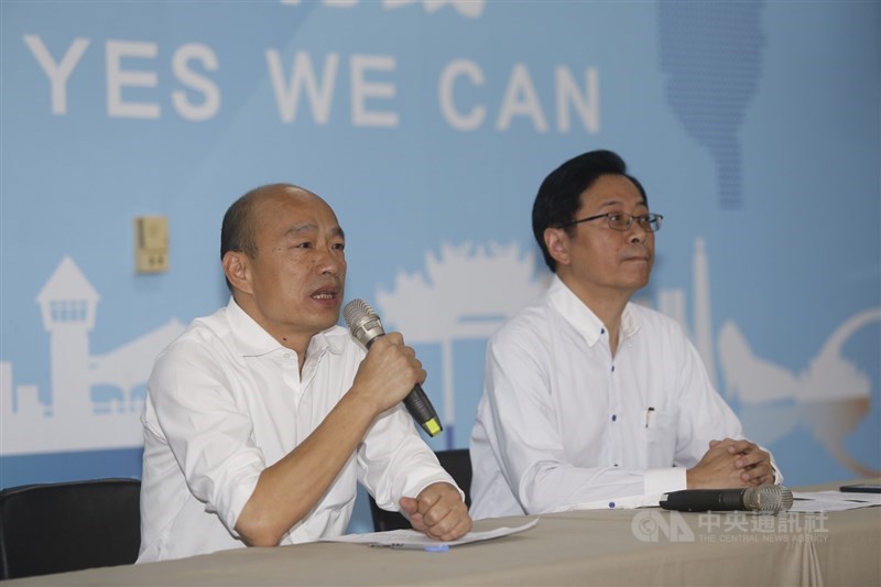 國民黨總統參選人韓國瑜(左)11日在國民黨高雄市黨部召開記者會,宣布由國政顧問團總召張善政(右)擔任副手。 中央社記者董俊志攝 108年11月11日