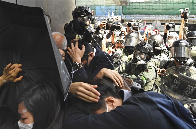 香港「反送中」示威者11日發起「黎明行動」,遭防暴警察壓制。(共同社提供)