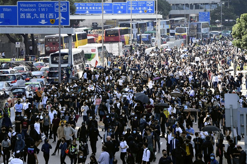 香港「反送中」示威者11日發起「黎明行動」,在全港多區堵塞交通,以達成罷工、罷市和罷課的「三罷」目標。(共同社提供)