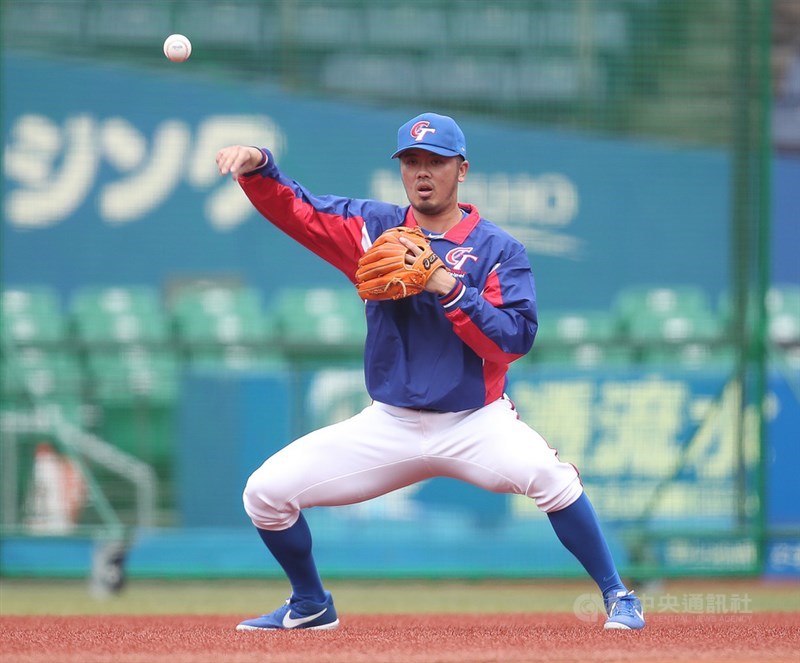世界12強棒球複賽台北時間11日上午11時在日本千葉ZOZO球場開打,中華隊首戰對上墨西哥,二壘手郭嚴文為本屆賽事首度上陣。中央社記者張新偉千葉攝 108年11月11日