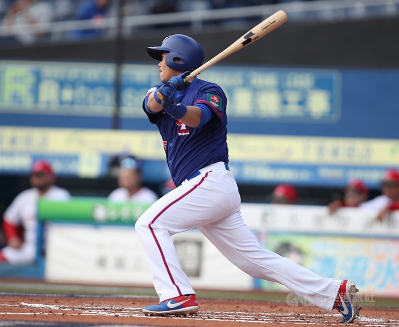 世界12強棒球賽複賽11日上午開打,中華隊首戰在日本千葉ZOZO球場對上墨西哥隊,7局上中華隊啟用代打胡金龍,擊出右外野方向安打。中央社記者張新偉千葉攝 108年11月11日