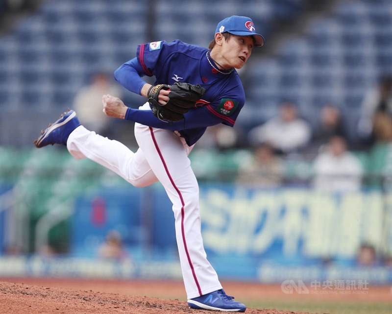 中華隊11日在世界12強棒球賽複賽首戰墨西哥,終場以0比2吞敗。中華隊第2任投手陳冠宇(圖)接替先發投手江少慶投球,投1.1局沒有被敲安打,送出2次三振,沒有失分。中央社記者張新偉千葉攝 108年11月11日