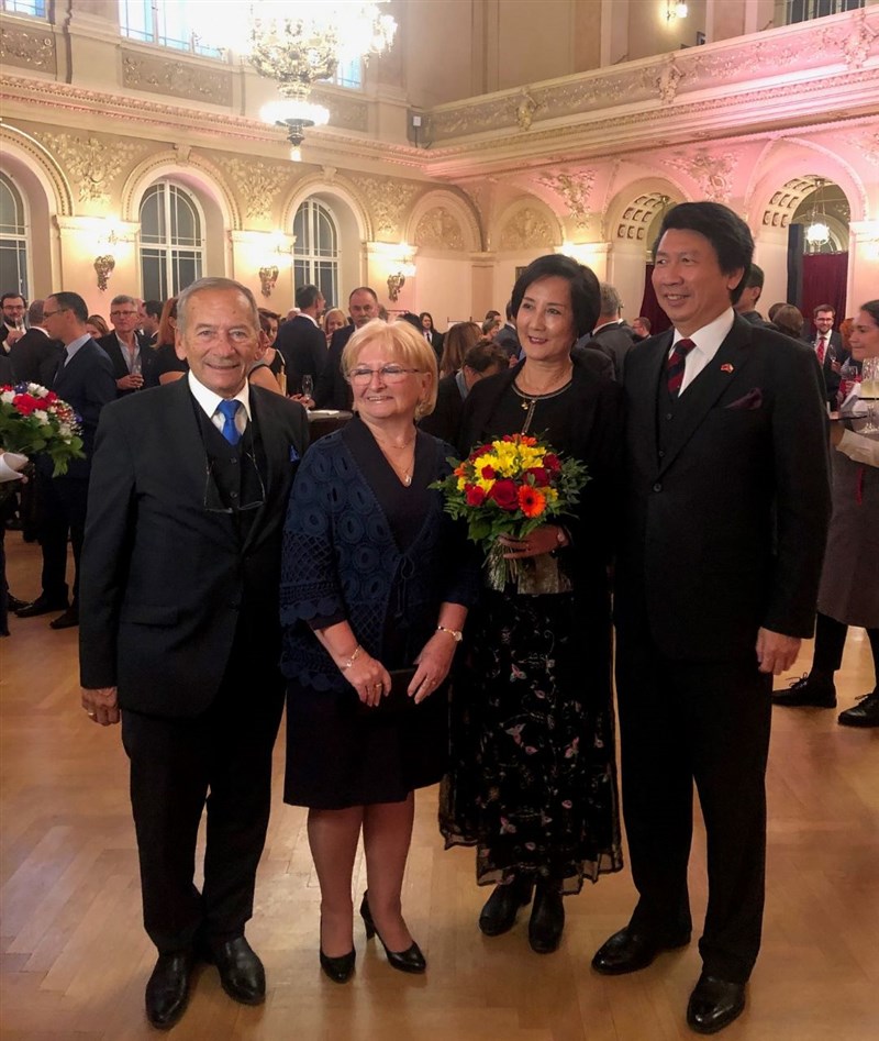 捷克參議院議長柯佳洛(前左)10月9日在我駐捷克代表處舉辦的國慶酒會致詞,並與駐捷克代表汪忠一(前右)合照,引發中國駐捷克大使張建敏抗議。圖為汪忠一夫婦與柯佳洛夫婦合影。(圖取自駐捷克代表處網頁roc-taiwan.org/cz)