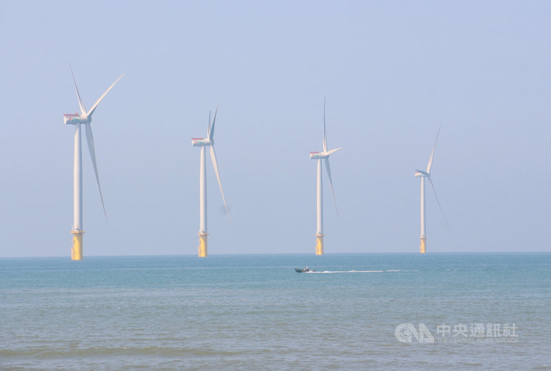由沃旭能源、JERA(台灣捷熱能源股份有限公司)、麥格理綠投資集團及上緯投控共同開發的海洋風電離岸風場(Formosa 1)12日完工啟用,未來總發電容量128百萬瓦(MW),每年可供應12.8萬戶家庭使用。中央社記者管瑞平攝 108年11月12日