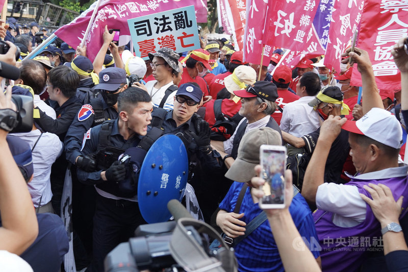 太陽花學運行政院驅離案,台北市警察局遭判賠。退警總會以「捍衛警察尊嚴」為由,12日到行政院前抗議,一度與維安警力發生推擠。中央社記者徐肇昌攝 108年11月12日