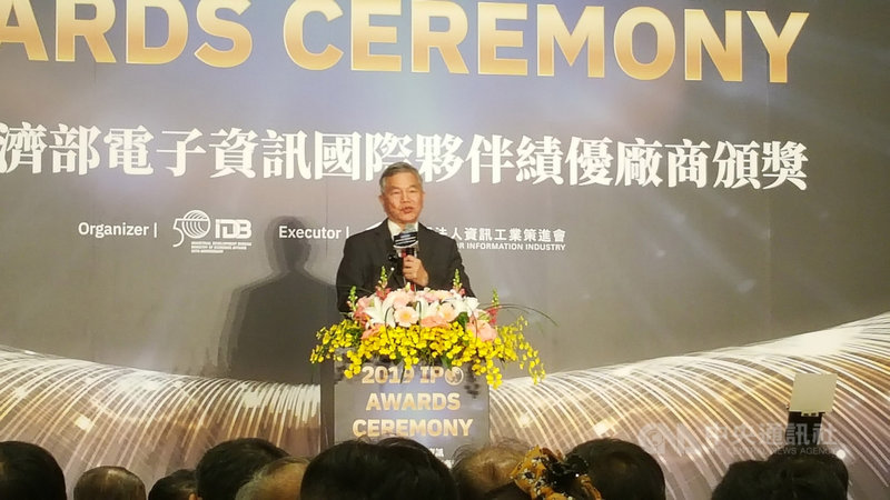 經濟部長沈榮津12日出席經濟部電子資訊國際夥伴績優廠商頒獎前受訪表示,離岸風電第3階段區塊開發規劃將在明年第1季公布,目前規劃10年內每年釋出1GW公開競價,同樣會要求部分項目國產化。中央社記者廖禹揚攝 108年11月12日