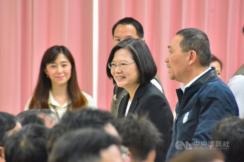 總統蔡英文(中)、新北市長侯友宜(右)13日參加保二警消專案社宅說明會。侯友宜致詞時說,希望除裝備與福利照顧,建議以總統的高度給予警察更多的尊嚴,讓警察有更多守護社會治安的力量。中央社記者黃旭昇新北攝 108年11月13日