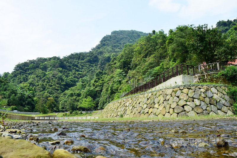 新北市農業局辦理「石碇區永定里姑娘廟前野溪整治工程」,將地方人文意象及生態融入工程設計,建立具友善生態的水域環境,獲市府公共工程優質獎肯定。(新北市農業局提供)中央社記者王鴻國傳真 108年11月13日