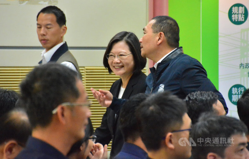 總統蔡英文（後中）13日出席「警政署保二總隊基地規劃興辦警消社會住宅及辦公廳舍公辦都更專案」里程碑說明會時表示，房屋及住宅政策是現階段國家最重要挑戰，社會住宅不是天女散花式的興建，將會比照「警消專案社會住宅」模式，給予各類群居住需求，實現居住正義。中央社記者黃旭昇新北攝  108年11月13日
