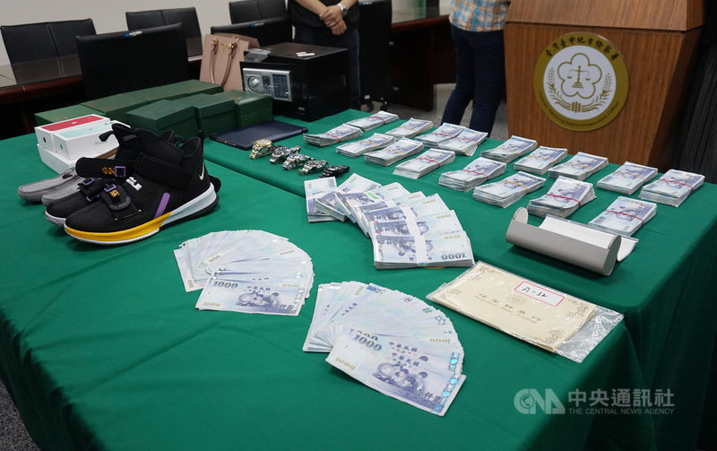 台中地檢署與刑事局中部打擊犯罪中心偵破林姓男子赴香港等地強盜案,13日舉行記者會說明案情,會中並展示檢警所查扣的各式贓證物。中央社記者趙麗妍攝 108年11月13日
