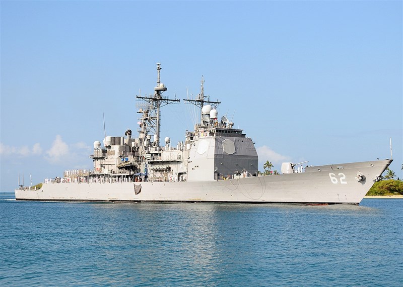 美國巡洋艦昌塞勒斯維號(CG-62)12日由北向南航經台灣海峽,預計13日上午離開防空識別區。(圖取自維基共享資源網頁,版權屬公有領域)