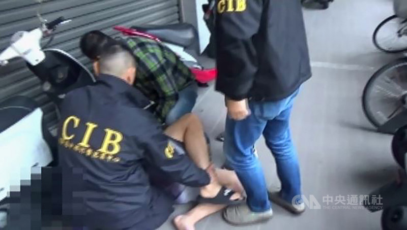 台中地檢署與刑事局中部打擊犯罪中心攜手偵破台嫌林姓男子赴香港等地強盜案,檢警在掌握林男藏身學生套房內後,循線將人追捕到案。(翻攝畫面)中央社記者趙麗妍傳真 108年11月13日
