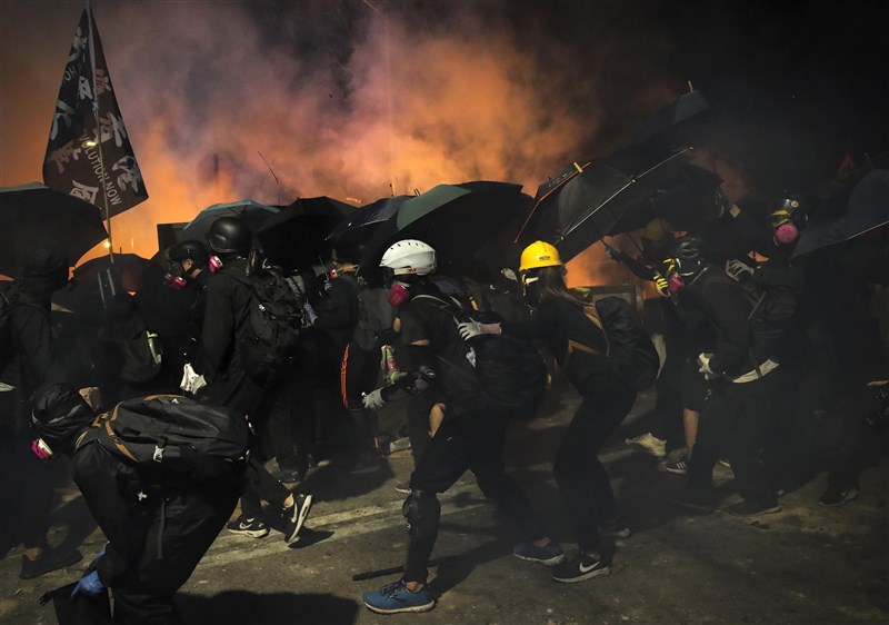 香港中文大學12日遭警方強行進入,警民衝突升溫,引發全港校園動盪。(美聯社)