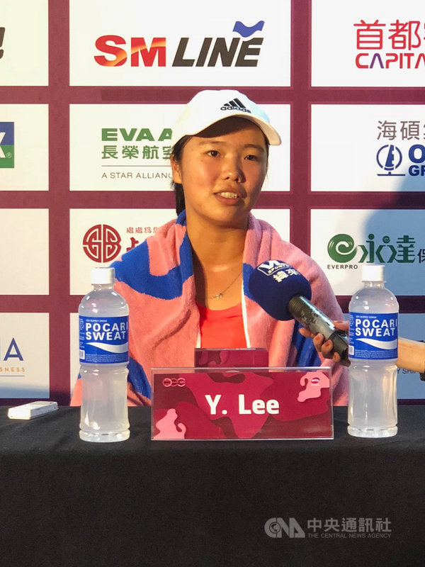 2019台北海碩網球公開賽,台灣網球女將李亞芯(圖)13日在會內賽首輪以2比6吞敗,對於首度參加海碩盃,她對自己表現僅打70分,她認為,自己每次比賽領先時,容易鬆懈、失常,因此常被對手追上。中央社記者黃巧雯攝 108年11月13日