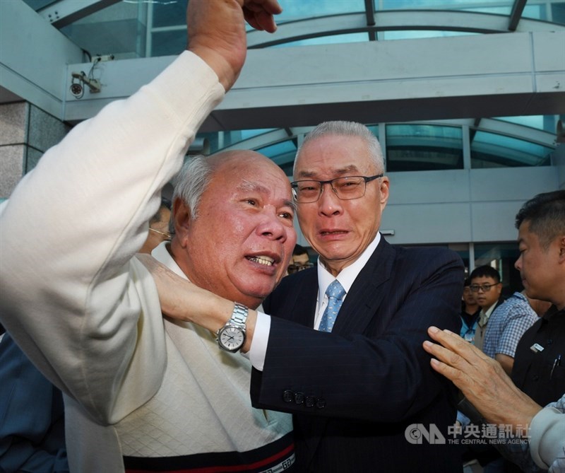 國民黨13日將正式公布不分區立委名單,外傳國民黨主席吳敦義自列第8名引發爭議,多名挺吳人士到黨中央力挺,吳敦義(左2)現身並與支持者擁抱,激動落淚。中央社記者施宗暉攝 108年11月13日