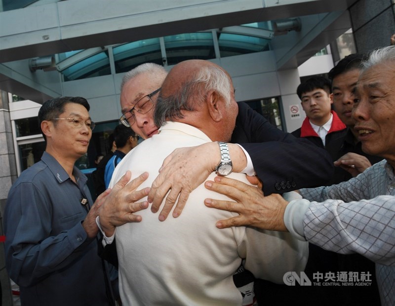 國民黨13日將正式公布不分區立委名單,外傳國民黨主席吳敦義自列第8名引發爭議,多名挺吳人士到黨中央力挺,吳敦義(中)也意外現身,並與支持者擁抱,一度情緒激動落淚。中央社記者施宗暉攝 108年11月13日