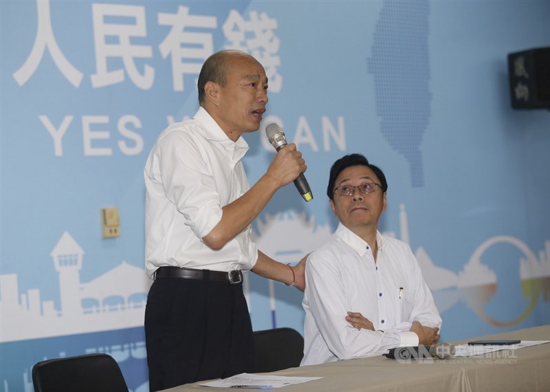 國民黨副總統參選人張善政(右)14日表示,國民黨不分區立委名單令人失望,總統選舉應與不分區切割。國民黨總統參選人韓國瑜回應,張善政是無黨籍,對政黨政治運作未必熟悉,他會再跟張溝通。(中央社檔案照片)