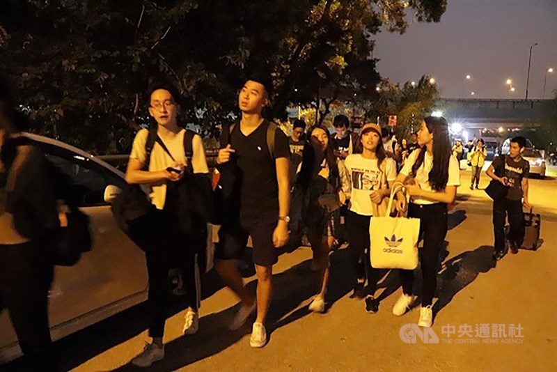 香港中文大學連日發生嚴重警民衝突,香港台北經濟文化辦事處13日晚應要求協助該校台生返台。圖為台生集體步出校園,前往搭乘專車。中央社記者張謙香港攝 108年11月13日