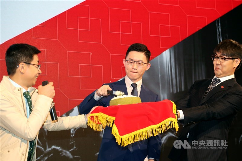 台北市議員邱威傑(呱吉)(左)與網紅志祺七七(張志祺)(右)、視網膜(陳子見)(中)14日舉行「歡樂無法黨」創黨大會,由厭惡香菜的陳子見切「香菜蛋糕」揭開序幕,因動作過於「狠毒」,讓拿蛋糕的兩人嚇得往後閃。中央社記者張皓安攝 108年11月14日