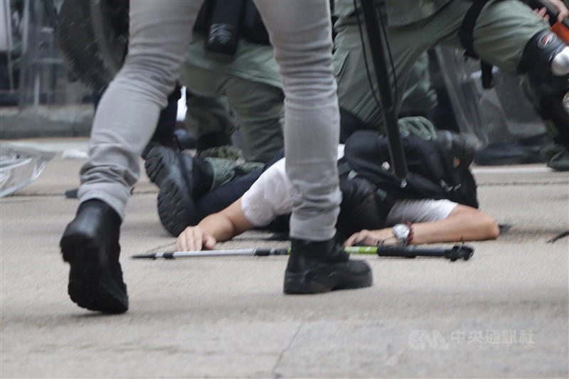 香港「反送中」運動持續多月,香港官方表示,2019年6至9月警方接獲的自殺案達256起,送院前或送院時死亡的數字則為2537起,數據相較2018年增長。(中央社檔案照片)