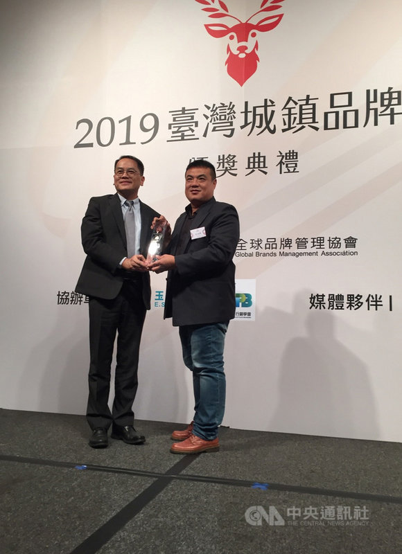 金門縣金城鎮獲2019台灣城鎮品牌獎文化傳承創新獎,金城鎮長李誠智(右)赴台受獎,感謝鄉親對金城鎮的支持。(金城鎮公所提供)中央社 108年11月14日
