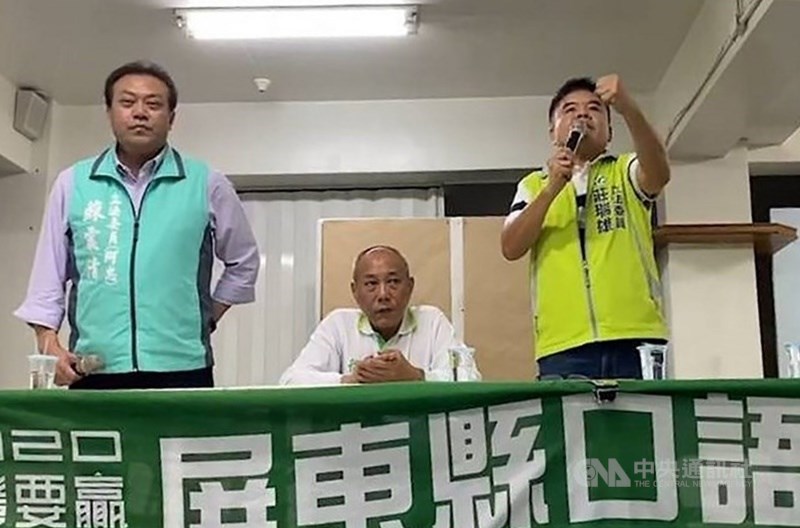 原本表示不願接受不分區安排的立委莊瑞雄(右),在第2(屏南)選區座談會中,首度表態願接不分區,並請大家支持立委蘇震清(左)。(民進黨員提供) 中央社記者郭芷瑄傳真 108年11月14日