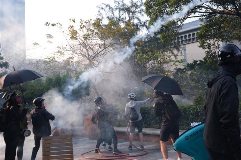 防暴警察近日在中大、城大和理大設防,留守理工大學的示威學生14日備戰反擊。(眾新聞提供)