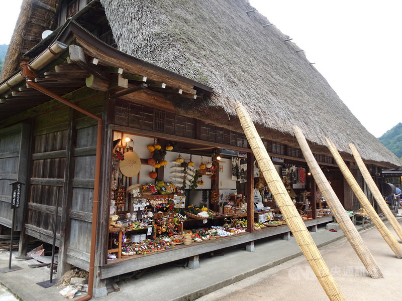 在日本富山縣五箇山菅沼合掌村經營鄉土料理餐廳「吾郎平」的老闆中島慎一說,他與家人住的合掌屋有170多年歷史。菅沼的合掌屋很多約有200年歷史。中央社記者楊明珠富山攝 108年11月15日