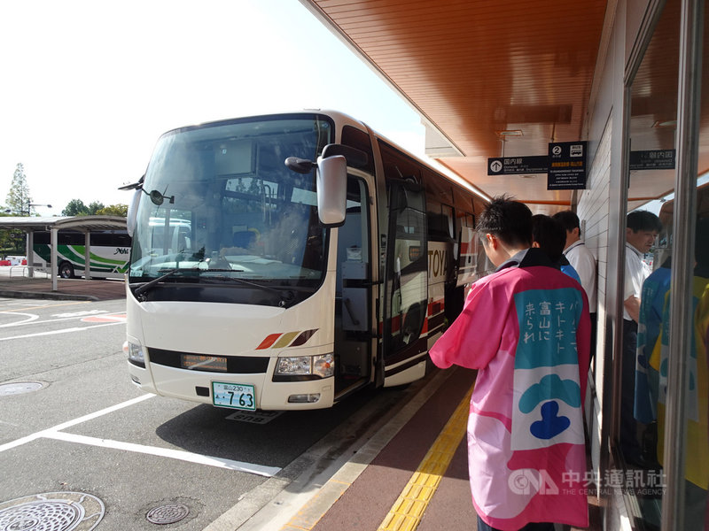 日本富山縣於9月推出富山機場出發開往五箇山合掌村菅沼、高山市的高速直達巴士,方便遊客前往偏鄉和名勝區。中央社記者楊明珠富山攝 108年11月15日