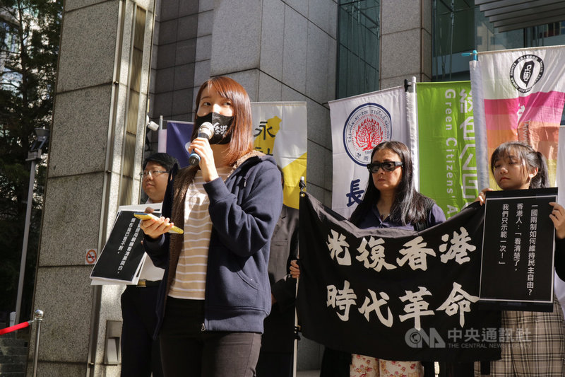 就讀香港中文大學的鄭姓同學(前)表示,如今香港沒有辦法運用選票對極權說不,希望台灣人能夠珍惜手上的選票,以選票保衛台灣得來不易的民主自由。中央社記者繆宗翰攝 108年11月15日
