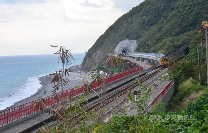 台東多良段新線28日通車(左),多良1號隧道(右)走入歷史。(中央社檔案照片)