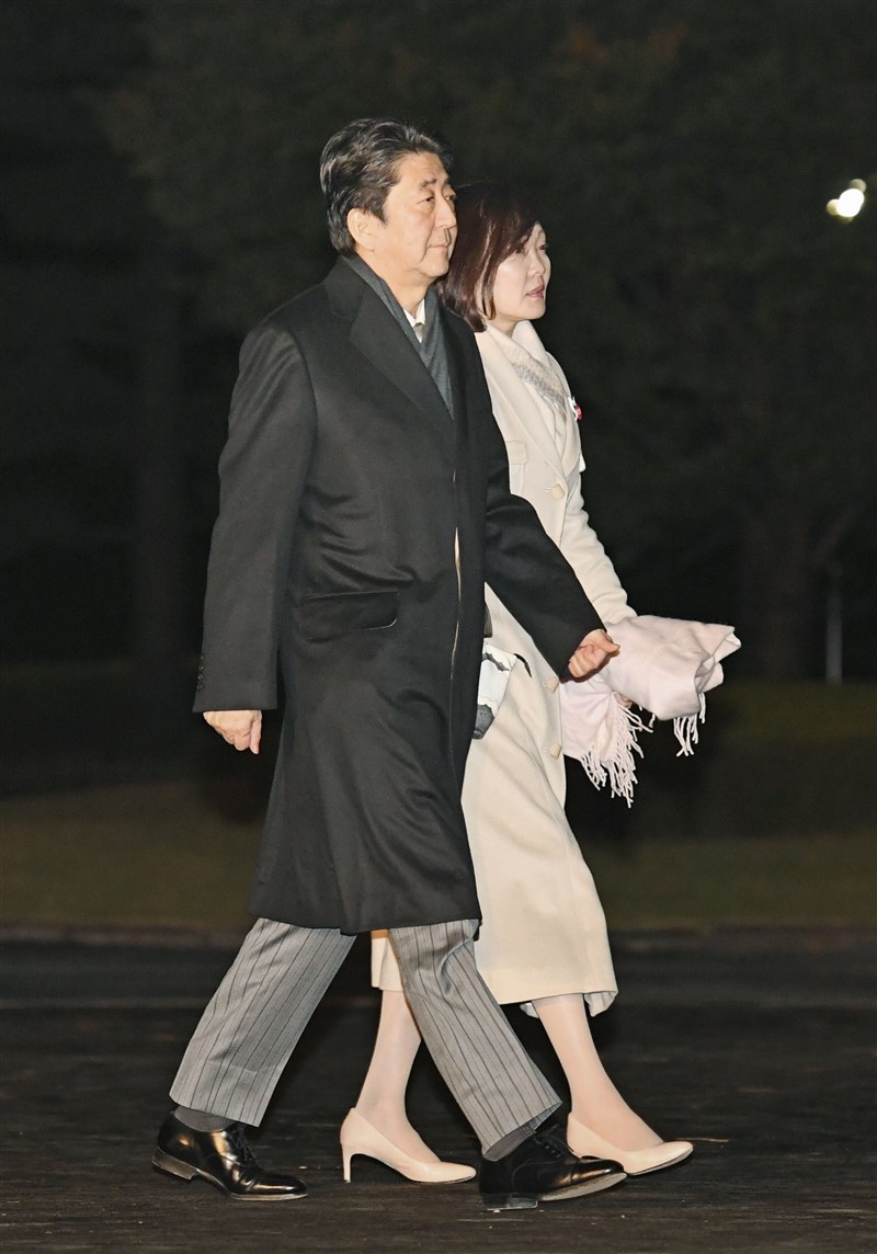 日皇德仁5月1日即位以來,日本政府舉辦一連串活動,14日下午由皇室舉行大嘗宮之儀等「大嘗祭」,是一任日皇僅有一次的祭祀儀式,首相首相安倍晉(左)和妻子也出席、觀看儀式。(共同社提供)