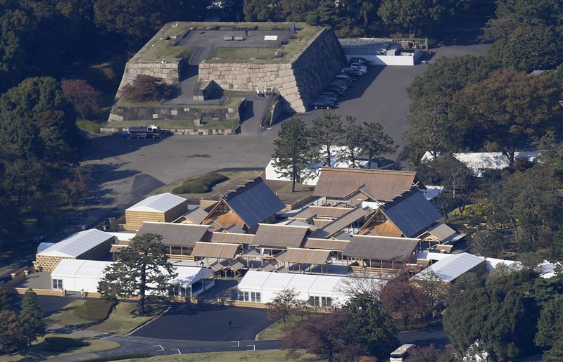 日本皇室14日在皇居東御苑新建的大嘗宮舉行「大嘗祭」,大嘗宮是在東西89.7公尺、南北88.15公尺土地上興建的大小約30棟、左右對稱的建築物。(共同社提供)