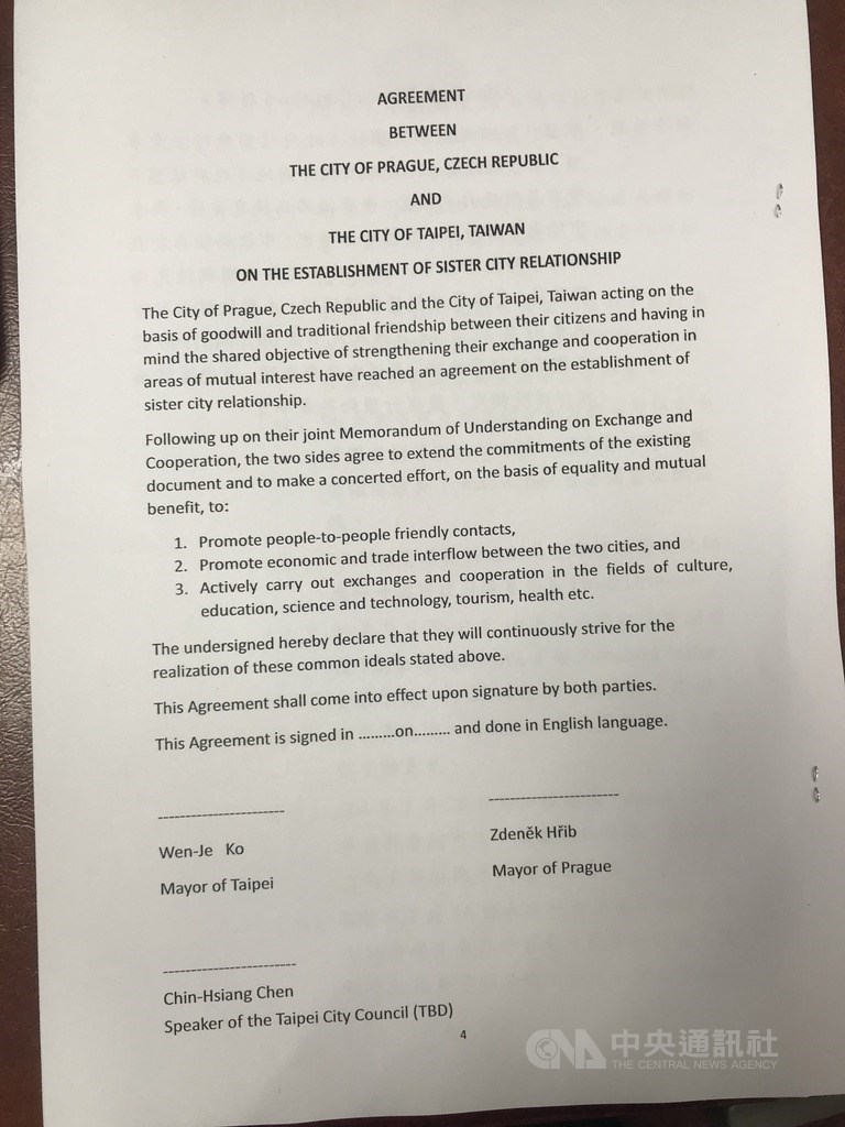 捷克布拉格市預計與台北市締結姊妹市,北市府8日將協議書送議會審議,藍綠議員因英文協議書中使用TAIWAN引發爭論,委員會最後暫擱提案,要求市府統整過去締結姊妹市名稱後再討論。中央社記者劉建邦攝 108年11月8日