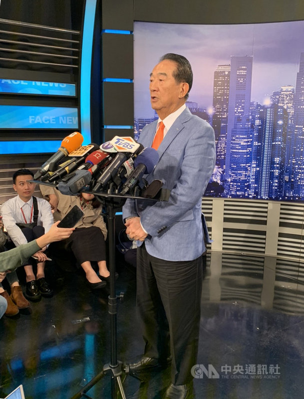 親民黨總統參選人宋楚瑜(中)表示,他跟鴻海前董事長郭台銘沒談到2024,但也說有能力者自然得到人民支持。中央社記者郭建伸攝 108年11月15日