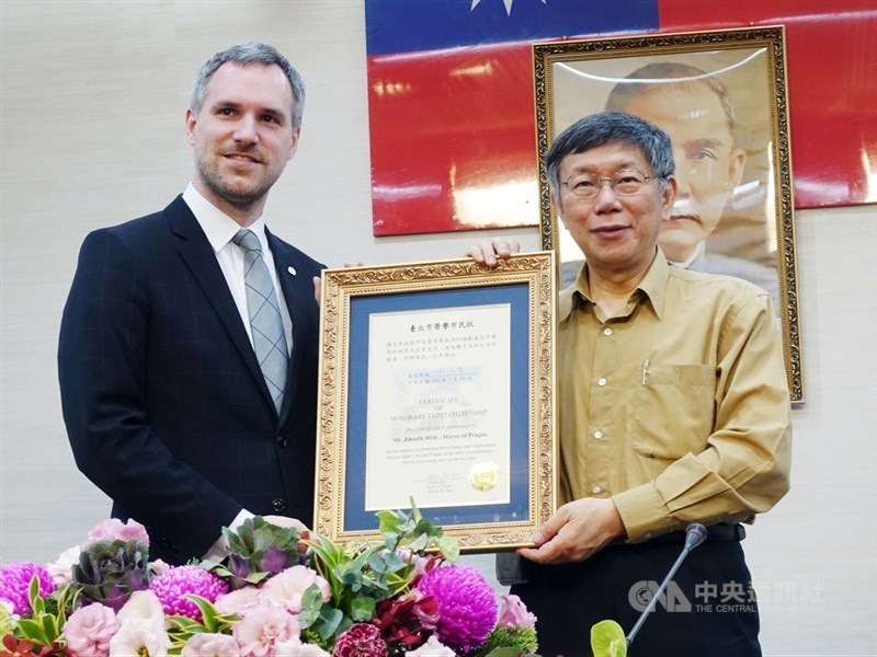捷克首都布拉格與台北市締結為姐妹市的協議上名稱使用「台灣」,目前被台北市議會暫擱,台北市政府發言人周台竹表示,會盡力跟議會溝通。圖為捷克布拉格市長賀瑞普(左)3月與台北市長柯文哲會面,獲贈「榮譽市民狀」。(中央社檔案照片)