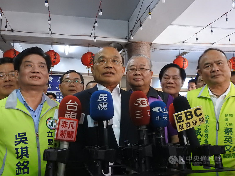 針對民進黨不分區立委名單卡游錫堃的傳聞,行政院長蘇貞昌(前左2)16日受訪表示,這次提名過程中都是講原則,沒有針對個人,也沒有推薦任何人,傳聞都是編故事的揣測。中央社記者王鴻國攝 108年11月16日