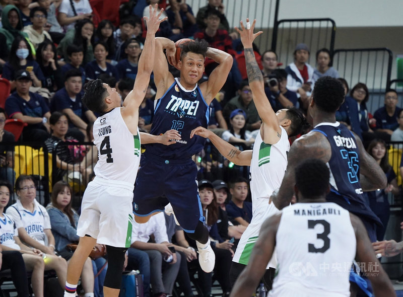 台北富邦勇士隊在東南亞職業籃球聯賽(ABL)開打前特別網羅球星「野獸」林志傑(左2),16日在ABL主場開幕戰中,林志傑(中)遭對手嚴密防守,不過球隊終場仍以95比91收下首勝。中央社記者徐肇昌攝 108年11月16日