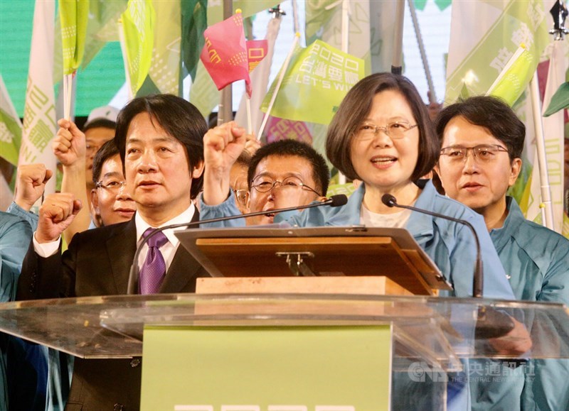 總統蔡英文(前右)16日晚間與前行政院長賴清德(前左)同台現身高雄市競選總部成立大會,讓現場支持者熱情沸騰,「凍蒜」聲此起彼落。中央社記者董俊志攝 108年11月16日