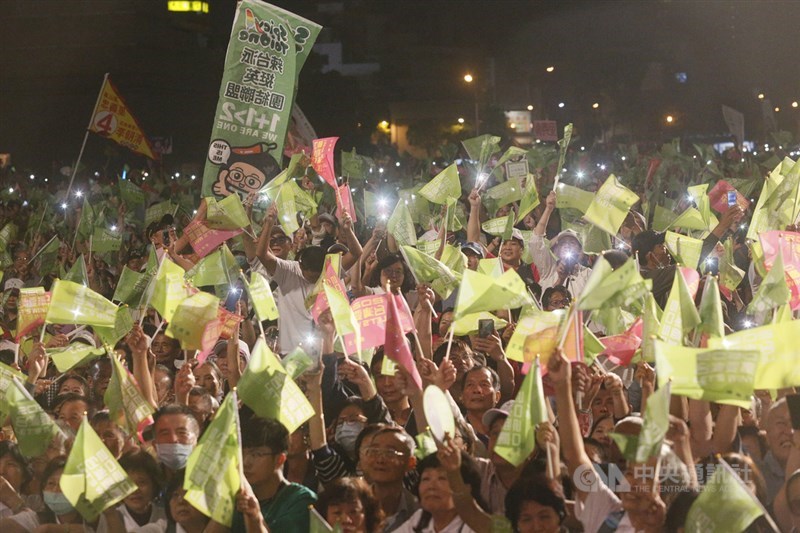 力拚2020連任,總統蔡英文的高雄市競選總部16日成立,晚會現場旗海飄揚,大批民眾熱情支持,共同展現團結必勝的決心。中央社記者董俊志攝 108年11月16日