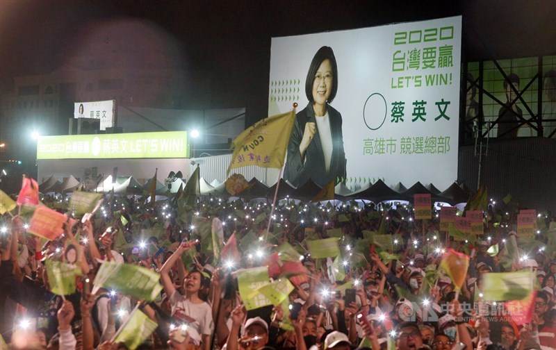 總統蔡英文的高雄市競選總部是六都中第一個成立的,16日下午成立大會更湧入大批民眾;大約下午5時30分,主辦單位喊出現場已超過10萬人。中央社記者董俊志攝 108年11月16日