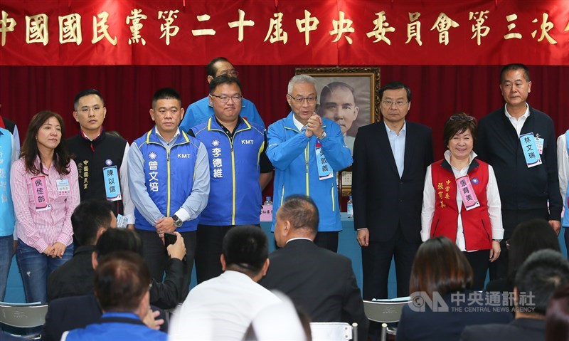 國民黨16日舉行中央委員會第三次全體會議,針對不分區立委名單行使同意權。投票結果出爐後,黨主席吳敦義(後右4)向出席的中央委員拱手致意。中央社記者謝佳璋攝 108年11月16日