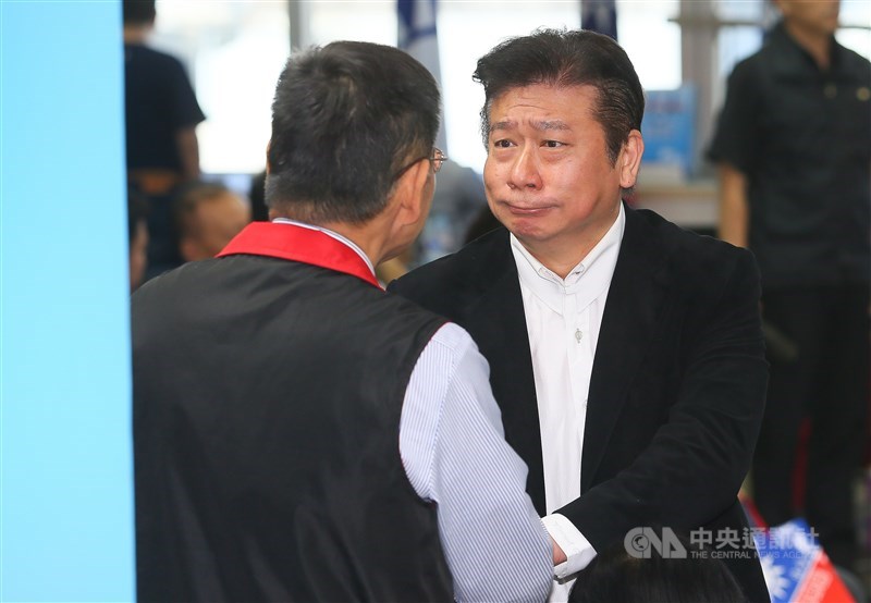 國民黨16日舉行中央委員會第三次全體會議,針對不分區立委名單行使同意權。列在17名的前陸委會副主委張顯耀(右)不同意票106票、超過出席人數過半,將取消提名。中央社記者謝佳璋攝 108年11月16日